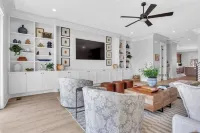 Luxury Massive Townhome, Pool, Elevator, Amenities