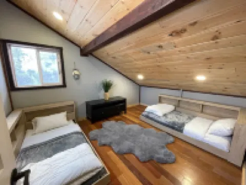 Charming Guest Cabin Nestled on Stunning 30-acre Vineyard near Lake Chelan