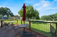 San Marcos Get Away! Waterfront with Gameroom and Pickleball Court! No Pets! Hotels in Martindale