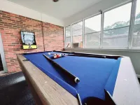 5 Bedroom Expansive Haven with Hot tub, Pool Table, Arcade & Outside Playset