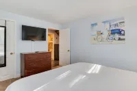Newly updated 3bdrm Dennis Port home 1.5 blocks to the beach!