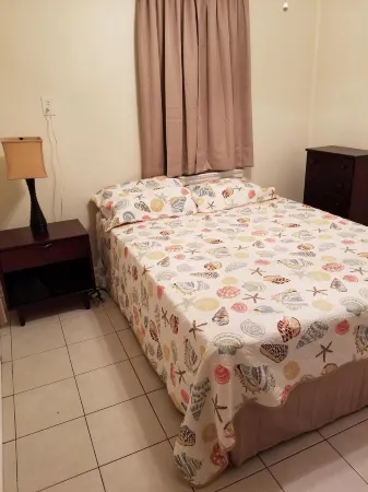 Vintage beach bungalow. Steps to beach! Bring your dog!