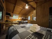 Romantic Get-away Cabin in the woods, w/Hottub next to coolest small town in USA