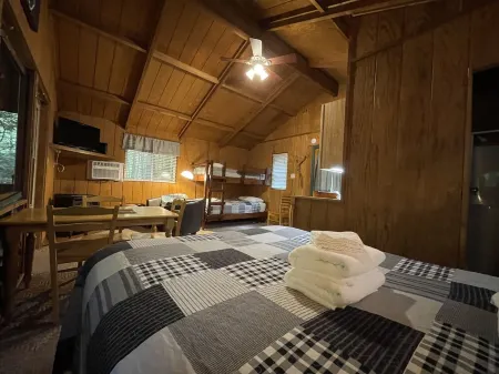 Romantic Get-away Cabin in the woods, w/Hottub next to coolest small town in USA
