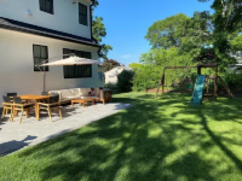 Modern Cape Cod home in vibrant beach community - steps to beach; pool access!! 이스트 팰머스 호텔