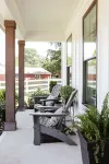 Cozy Downtown Retreat! Patio + Fire Pit + Garden Hoteles en Condado de Oconee