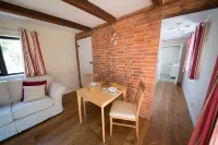 Luxury Country Cottage with Access to Swimming Pool