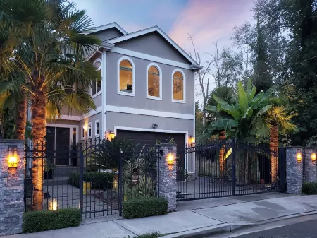 Comfort and Luxury Tropical Villa with EV Charger. Отели рядом со станцией Link Light Rail - Tukwila Station