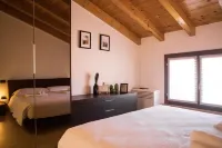 Cozy apartment in the heart of the lovely center of Valeggio sul Mincio. Отели рядом с достопримечательностью «Borghetto sul Mincio»