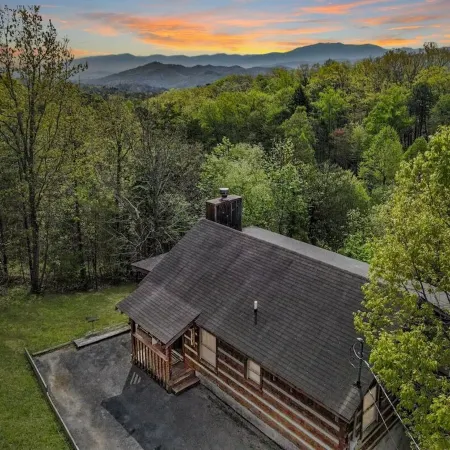 Cozy Log Cabin~Great for Couples~Mountain Views~Hot Tub