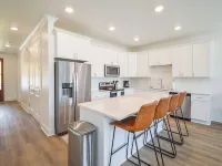 New  3BR/3.5BA condo 1.2 miles from MSU and 1.9 miles from the Cotton District! 斯塔克維爾住宿飯店