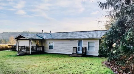 Thorndyke Lodge Beachfront Escape w/ BBQ and firepit