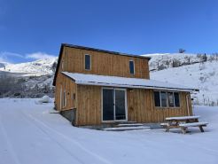 Charming Guest Cabin Nestled on Stunning 30-acre Vineyard near Lake Chelan