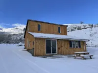 Charming Guest Cabin Nestled on Stunning 30-acre Vineyard near Lake Chelan