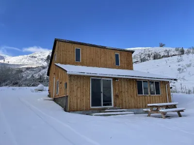 Charming Guest Cabin Nestled on Stunning 30-acre Vineyard near Lake Chelan