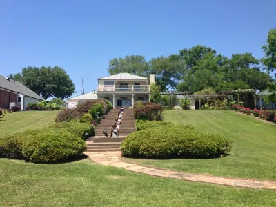 Beautiful False River Home on water w/ Dock Hotel dekat Parlange Plantation