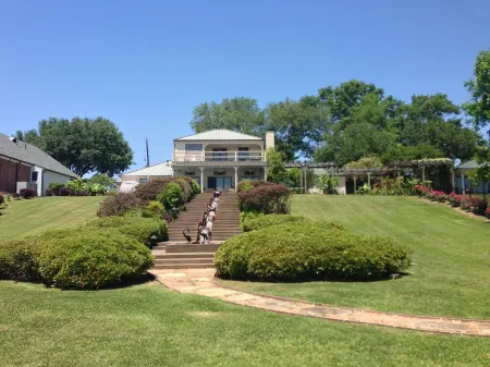 Beautiful False River Home on water w/ Dock Отели в г. Пуэнт Каупе Пэриш