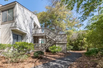 Beautiful 2 bd condo in Tropical Oasis-Steps to beach/Coligny & Celebration Park