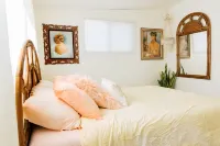 70s Vibes with Hot Tub & Pool! The Coyote House