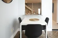 Modern Studio Duplex -15 min to Beach