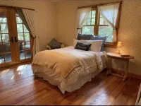 Starview Ranch: 3 homes w/ 7 bdrms, pool, sauna, spa & gym on 50 beautiful acres