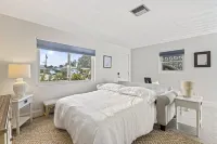 Coastal Cottage 8 min Drive to Downtown & Beaches! Pet Friendly