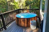 Beautiful Renovated Cozy Forest Home in Crestline with Hot Tub