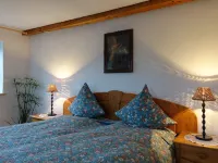 Lovingly modernized, exclusive apartment in a historic farmhouse Hotels in Görisried