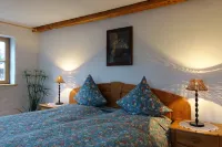 Lovingly modernized, exclusive apartment in a historic farmhouse Hotels in Görisried