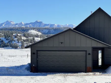 Peaceful retreat on 35 acres w/ spectacular mountain views!