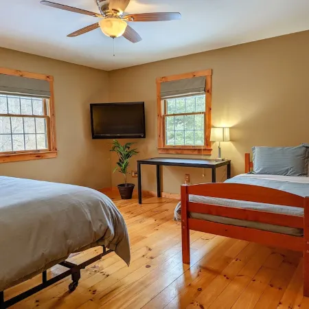 Nido Cabin - Close to attractions, Hot Tub, Game Room, Massage Chair