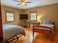 Nido Cabin - Close to attractions, Hot Tub, Game Room, Massage Chair