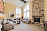 Perfect Ski Vacation - Large Condo with 4 Ensuite Bed/Bath w/ Hot Tub & Grill