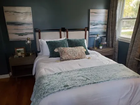 2CHICAGO Train 1MI/WIFI/KING/Free parking/Fox River Bike Trail