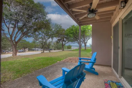 Canyon Lake condo, a short drive to New Braunfels, boat & trailer parking