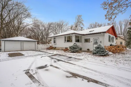 Comfy Homestay- Large Deck & Backyard - near St Paul Hotéis em Little Canada