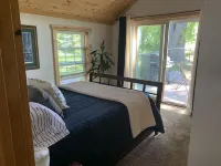 Cozy home on the bay with sand beach and beautiful sunrises!🌅 Hotels in Oconto County