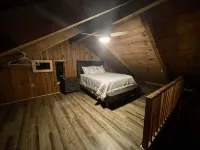 Quiet Cabin Nestled in Red River Gorge. Close to world class hiking and climbing Hotels in Wolfe County