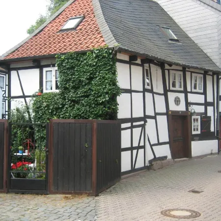 5 bedrooms, quiet town location, garden, 2 parking spaces, 200m to market square