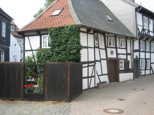 5 bedrooms, quiet town location, garden, 2 parking spaces, 200m to market square