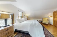 Wood Duck Retreat, minutes from Beach and Pond! On bike path Hotels near Coast Guard Beach