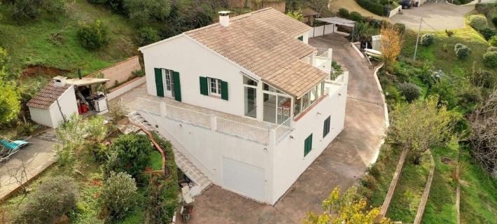 In Furnangina, family villa with sea view, mature garden and swimming pool Hotels in Saint-Florent