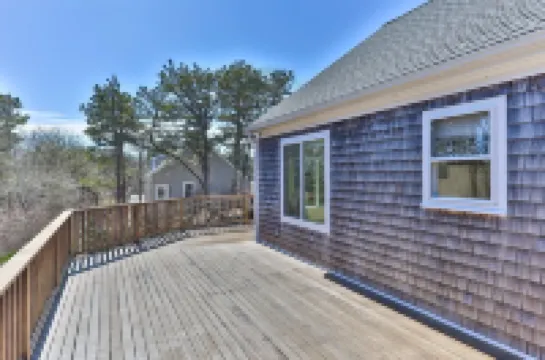 Beautiful Chatham,  Sun Sand & Surf.  8/10 mile to  beaches ,pet friendly home