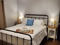 Gorgeous Two Bedroom Modern Farmhouse Cottage Hotels in Electra