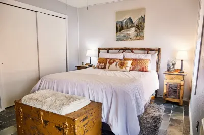 Remodeled-2/1 just blocks from the lift-labeled parking spot Hotels in 
