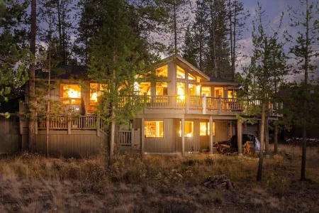 Your Own Sunriver Lodge on the Edge of the Forest - A/C -10 SHARC Passes!!