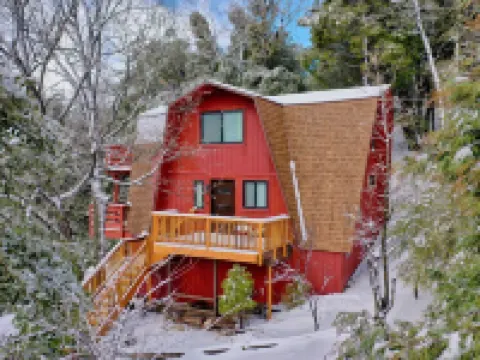 Hilltop 3-bedroom Retreat with Lake Views, AC, EV Charger at Lake Gregory Hotels in Crestline
