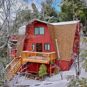 Hilltop 3-bedroom Retreat with Lake Views, AC, EV Charger at Lake Gregory