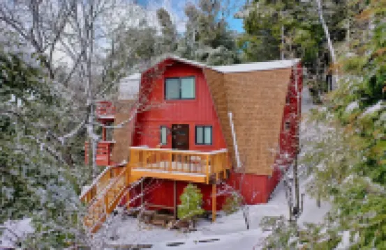 Hilltop 3-bedroom Retreat with Lake Views, AC, EV Charger at Lake Gregory