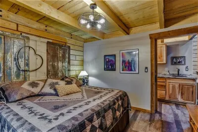 Riverfront, Authentic, Luxury Log Cabin-Black Bear